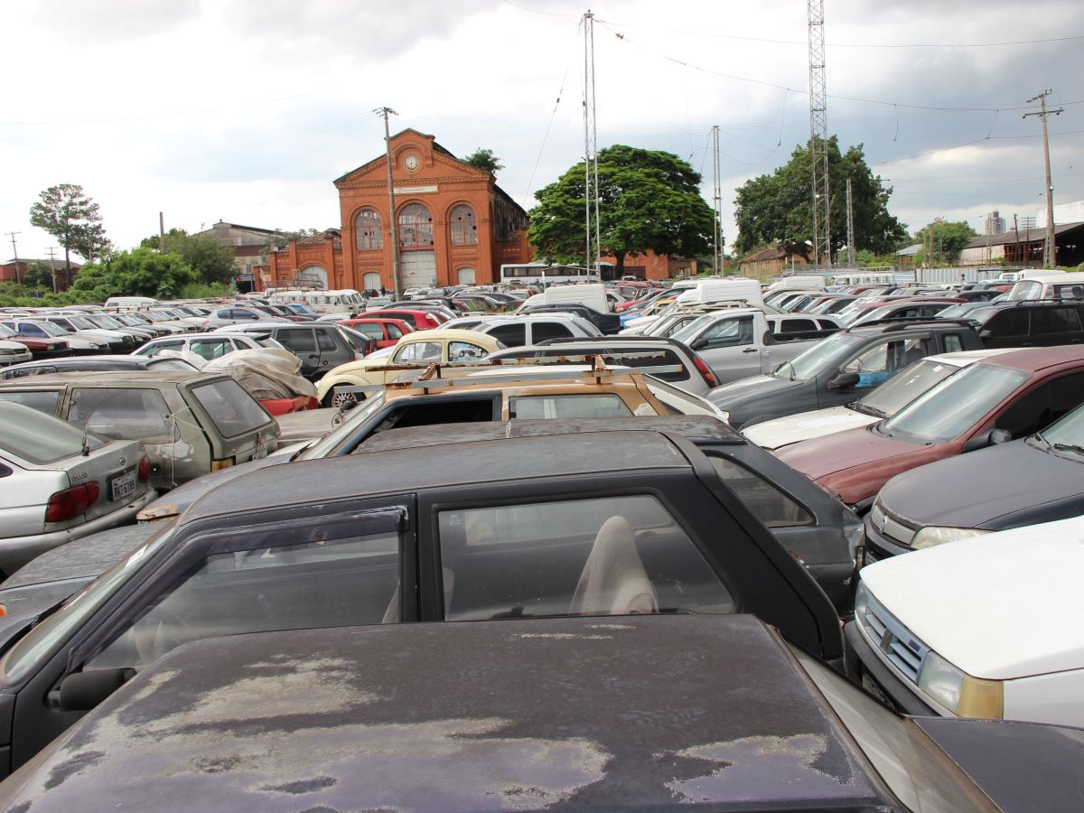 Lotes incluem carros, motos, caminhão, ônibus, sucatas e prensas, com e sem direito à documentação.