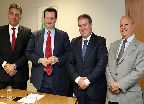 Da esq. para a dir.: ex-deputado Guilherme Campos, ministro Kassab, prefeito Jonas e presidente da Sanasa Arly