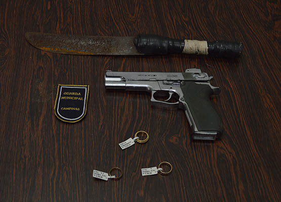 Faca e réplica de arma de fogo apreendidas