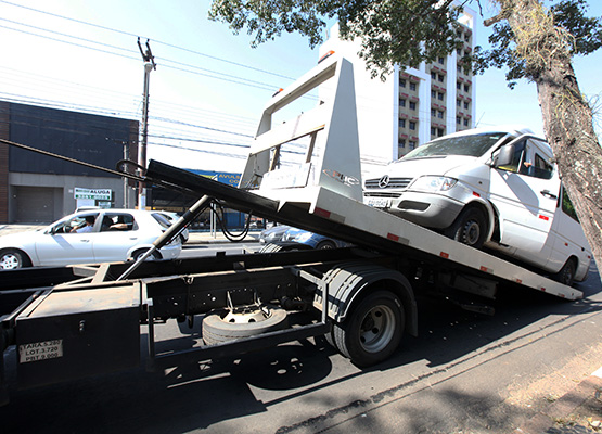 VeÃ­culo de transporte clandestino Ã© recolhido pela Prefeitura