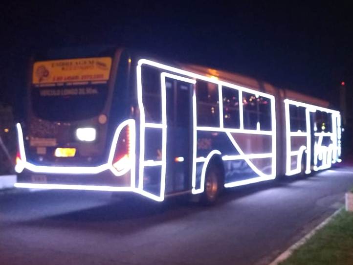 Ônibus com decoração natalina