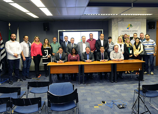 Prefeito, secretários e conselheiros após a cerimônia