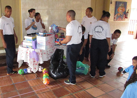 GMs organizam os presentes que serão distribuídos