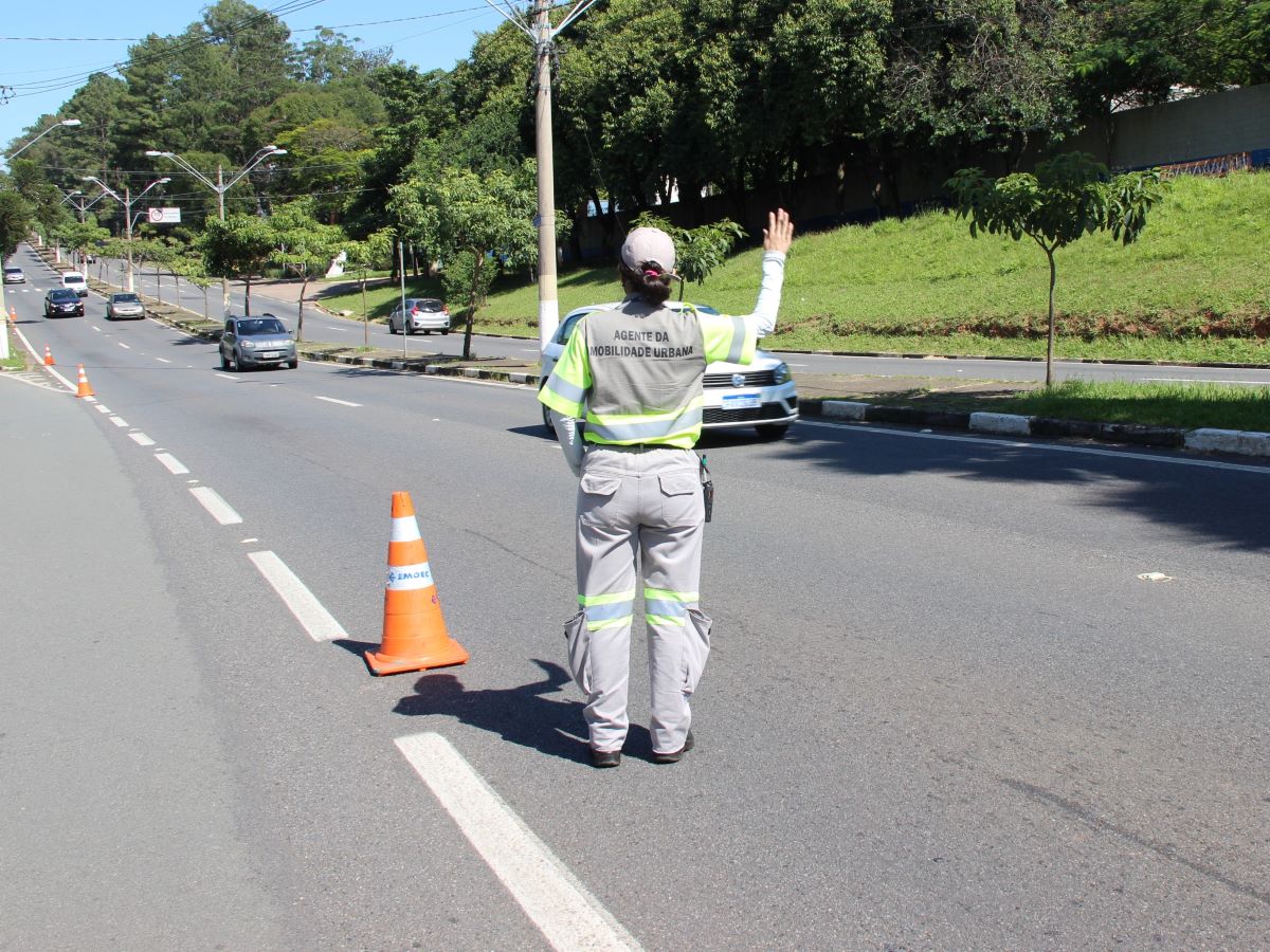 Agente de Mobilidade Urbana organiza trânsito em via de Campinas