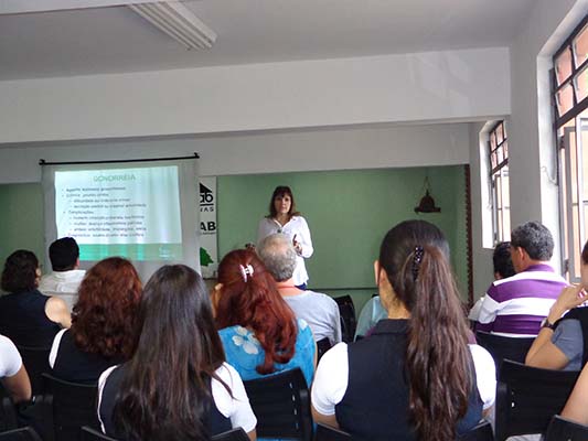 Adriana Gebrin fala aos funcionários