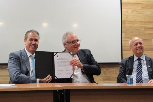 Prefeitos de Campinas e Valinhos mostram acordo assinado