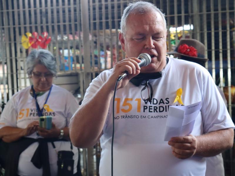 O poeta espalhou seu dom pelo microfone