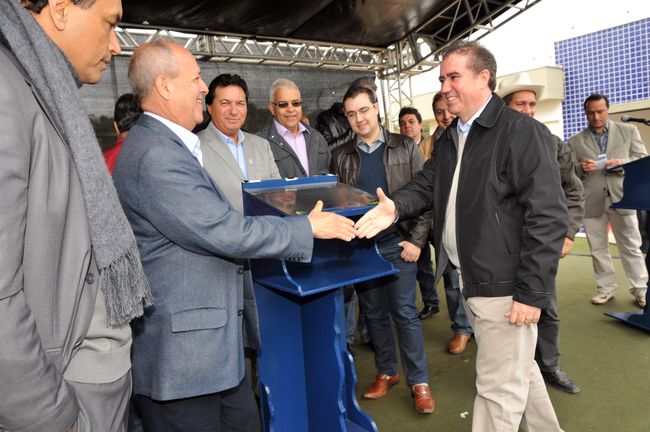 Jonas cumprimenta presidente da Sanasa