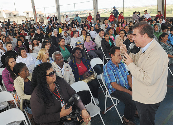 Prefeito conversa com população
