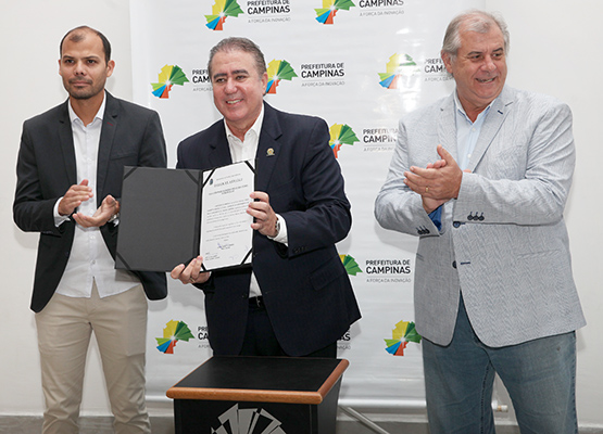 Prefeito mostra documento assinado