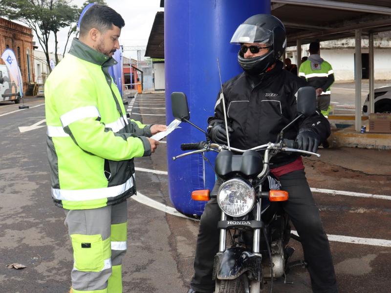 Agentes da Emdec distribuíram corta-pipas e folhetos educativos