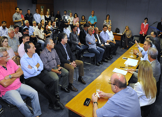 Anúncio reuniu representantes do comércio e da Câmara Municipal