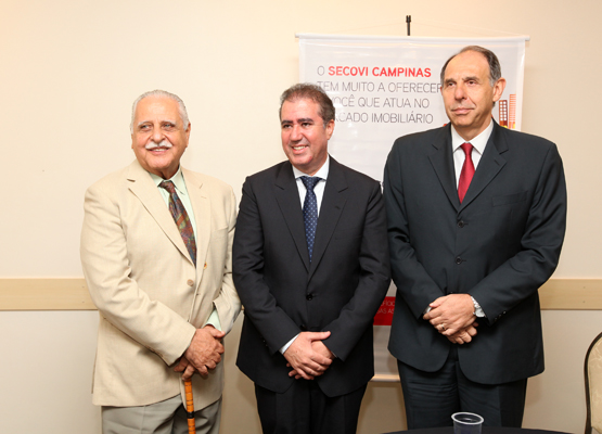 Jonas, entre Fuad Jorge Cury, do Secovi Campinas (esq.) e Claudio Bernardes, do Secovi SP