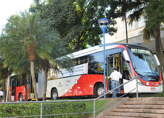 Ônibus com tecnologia BRT estacionado em frente a Prefeitura