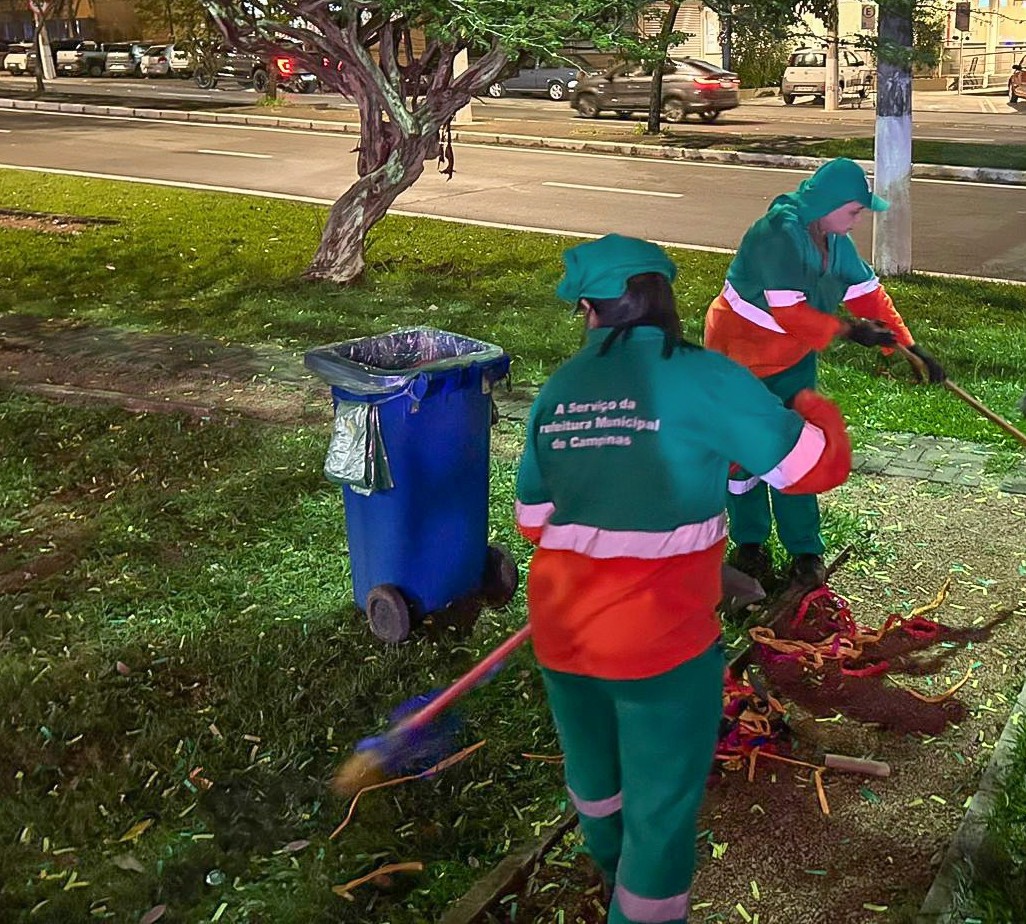 Colaboradores fazem a varrição de toda a área e garantem a manutenção dos espaços públicos