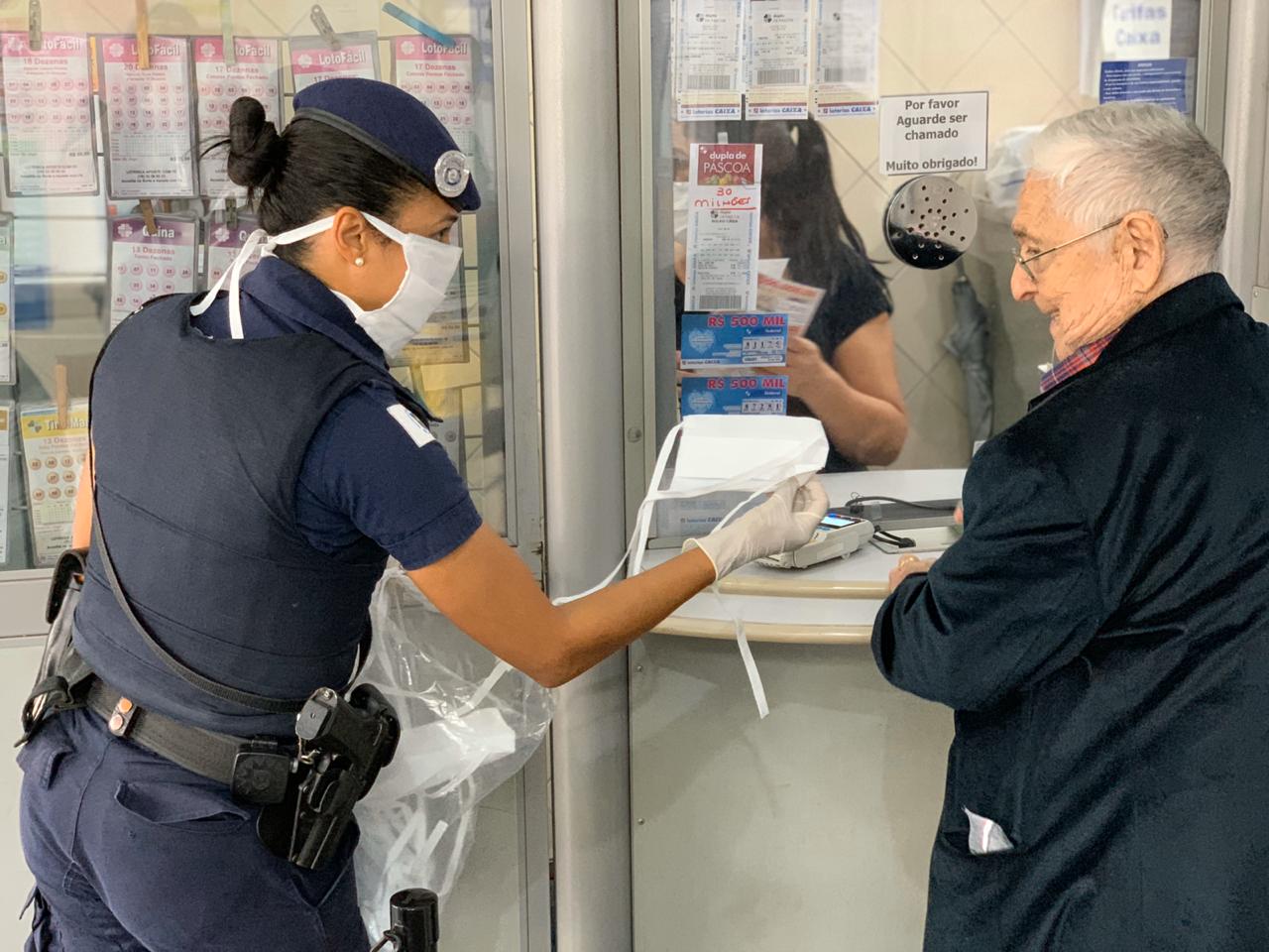 Pessoas em lotéricas também foram orientadas e receberam máscaras
