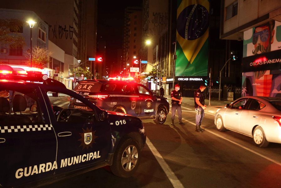 Mais de 930 estabelecimentos comerciais fiscalizados, com 205 fechados e 66 lacrados pelos órgãos fiscalizadores municipais por descumprimento de protocolos sanitários vigentes.