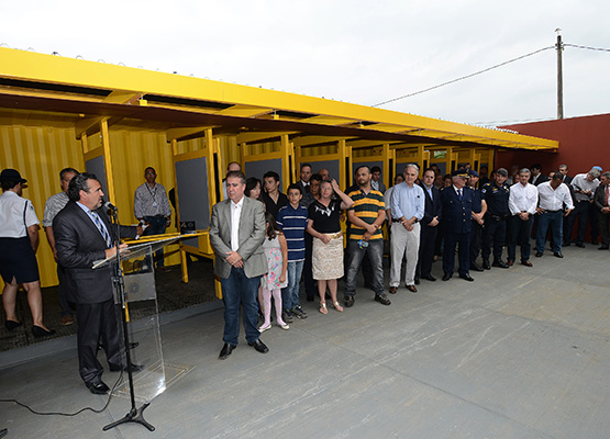 Família do homenageado com o prefeito Jonas
