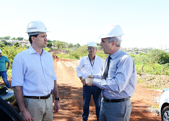 Prefeito em exercício, Henrique Magalhães Teixeira, e o secretário de Transportes, Carlos Barreiro