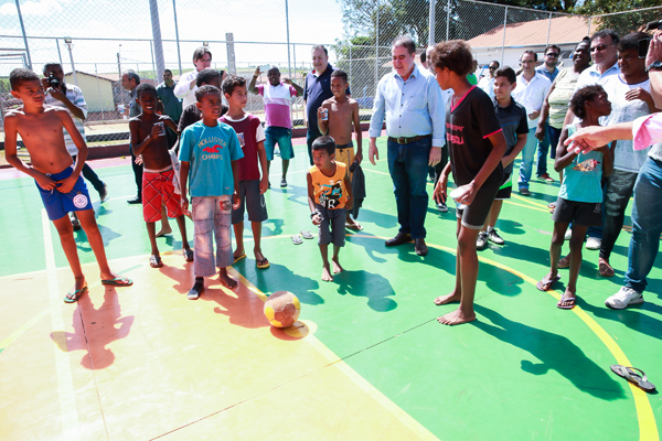 Prefeito entrega centro de lazer à comunidade
