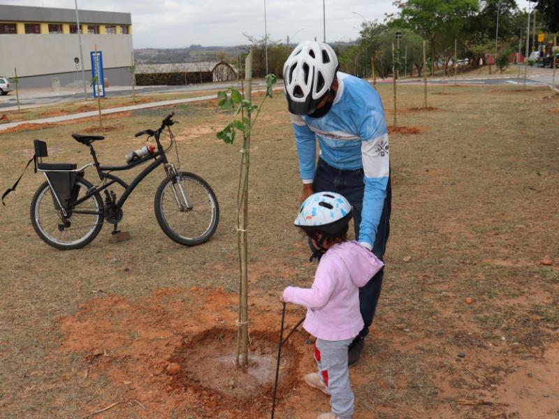 Cicloativistas ajudaram no plantio das mudas