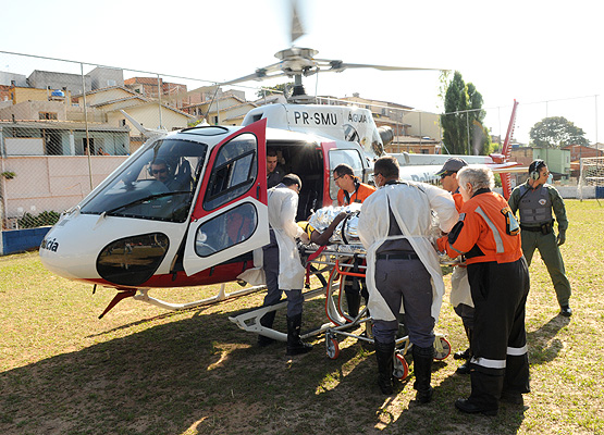 Equipe simula resgate de vítima em helicóptero