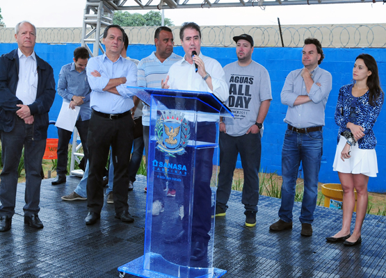 Prefeito fala na cerimônia de entrega da praça