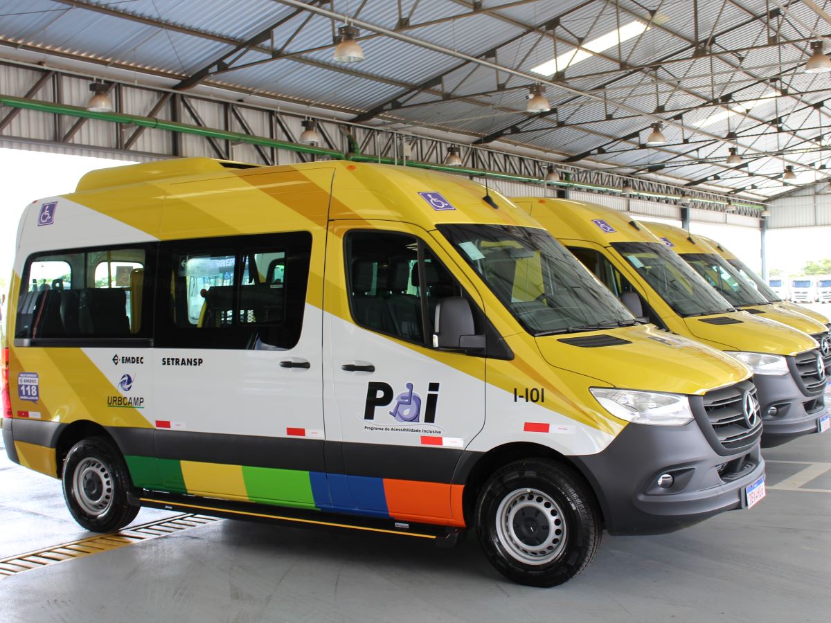 Serviço conta com 50 vans e dois ônibus acessíveis