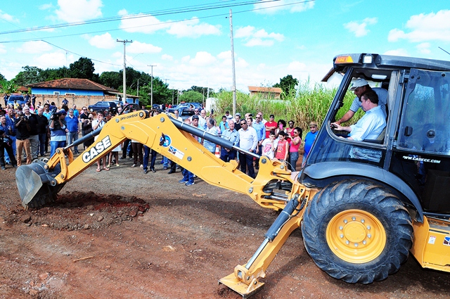 Prefeito dá início simbólico às obras