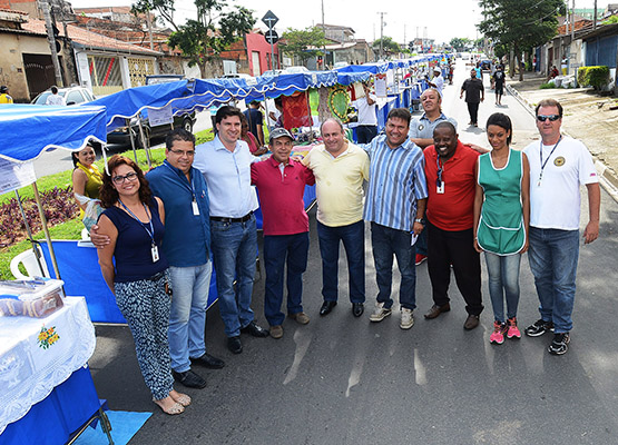 Teixeira e Salvetti posam para foto com donos das barracas