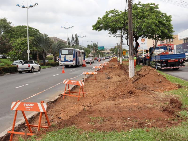 ônibus farão o embarque e desembarque de passageiros no novo local, preservando a terceira faixa de rolamento da avenida.