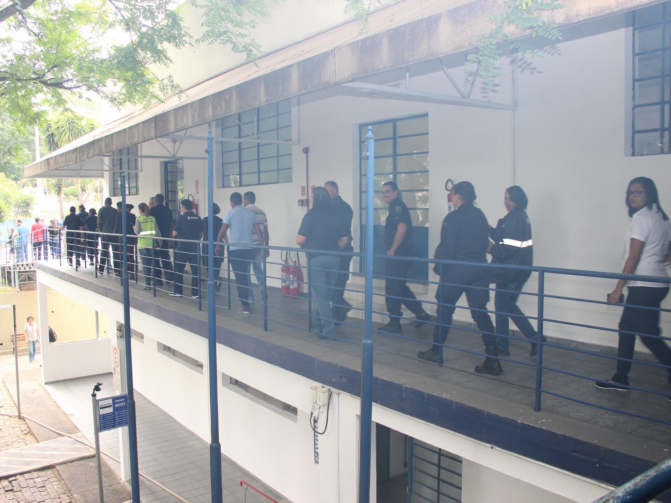 Funcionários evacuam área em simulado de incêndio