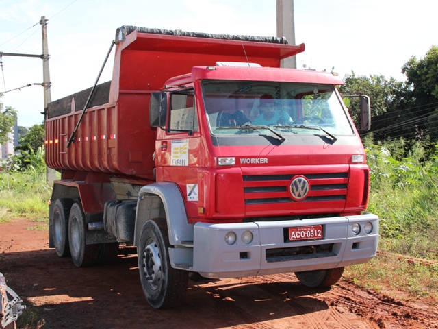 Caminhão transporta material para canteiro de obras
