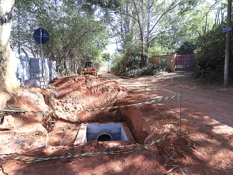 Antes da pavimentação, via terá implantados 2,9 quilômetros de galerias de águas pluviais 