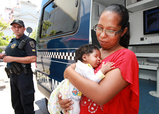 A mãe, Débora, ainda emocionada