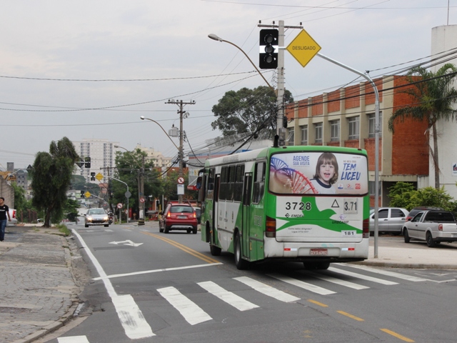 Novos semáforos em três cruzamentos da Rua Ralpho Leite de Barros serão ativados
