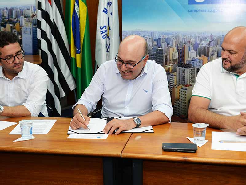 Assinatura formaliza cessão das áreas