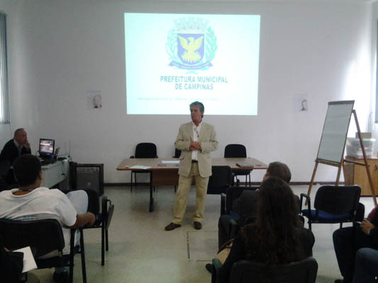 Cayres, diretor, comanda apresentação