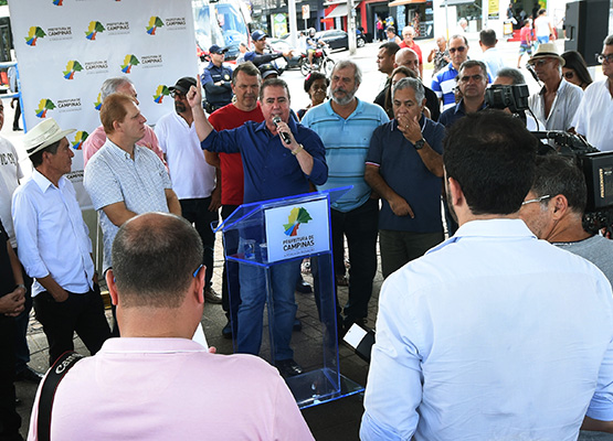 Jonas fala em cerimônia de entrega das obras