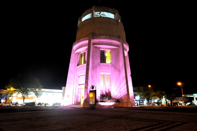 Torre do Castelo, cartão-postal de Campinas, está rosa