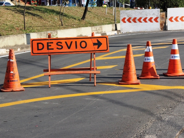 Agentes da Emdec sinalizam o trecho e orientam os motoristas