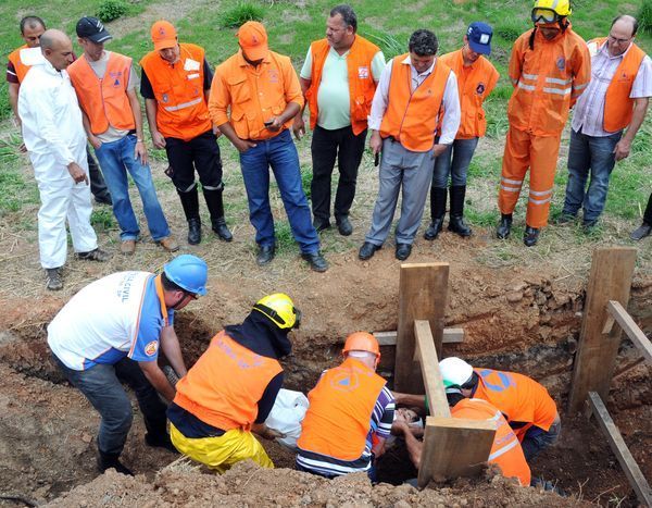 Defesa Civil regional particlpa de curso de soterramento