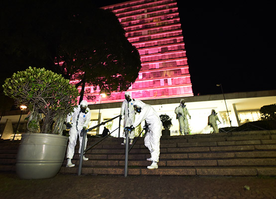 Equipes do Exército estão apoiando a limpeza e desinfecção de espaços públicos