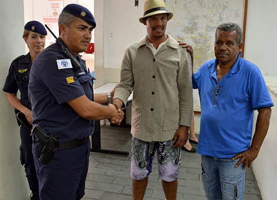 O rapaz (de chapéu)