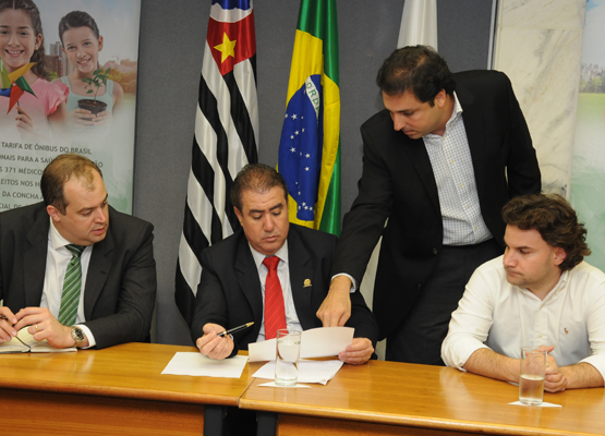 Cury mostra a Jonas pontos do projeto