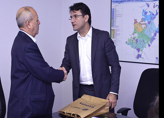 Presidente da Sanasa cumprimenta presidente da Águas de Joinville