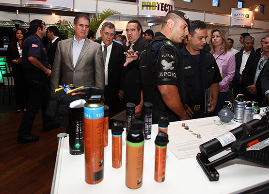 Prefeito e autoridades visitam estande de artigos de segurança
