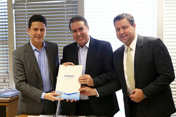 Prefeito Jonas Donizete (centro); ministro das Cidades, Bruno Araújo (esq.), e o deputado federal Carlos Sampaio (dir.)