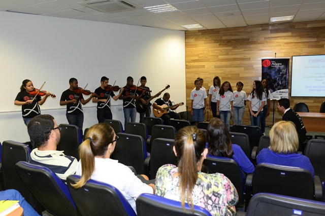 Jovens do Projeto Allegro: Música e Cidadania se apresentam durante o evento