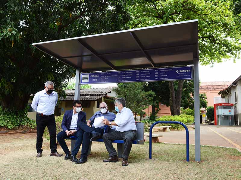 Prefeito e equipe da Emdec analisam regiões que receberão novos equipamentos